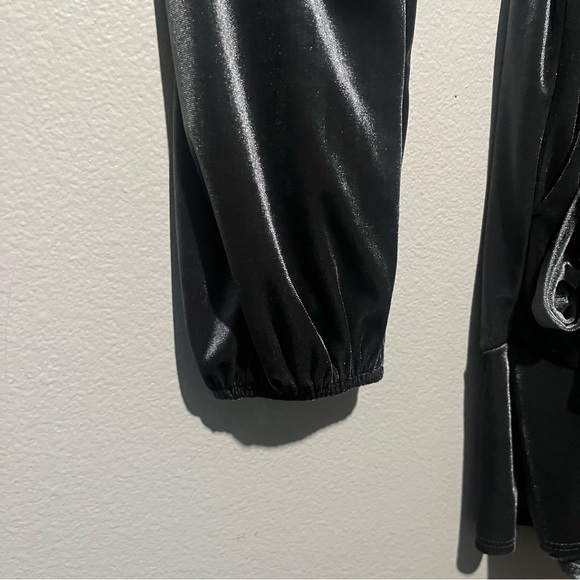 FRAICHE-NWT Gray Velvet Flowy Romper with Belt and Cinched Waist Size L - Picture 4 of 7